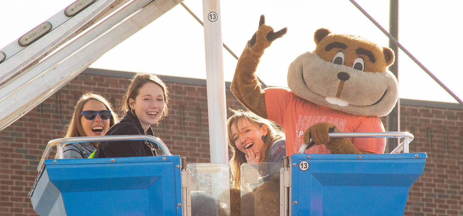 Goldy and some students on the ferris wheel