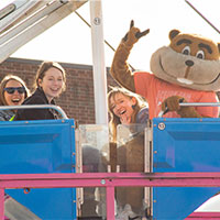 Image of students on a Ferris Wheel.